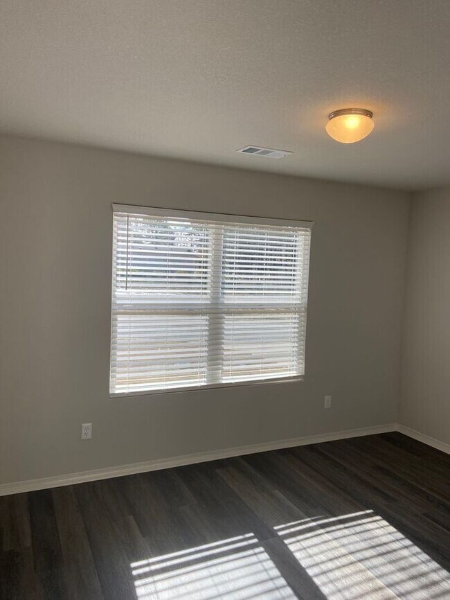 Building Photo - Three Bedroom | Two Bathroom Home in Fairv...