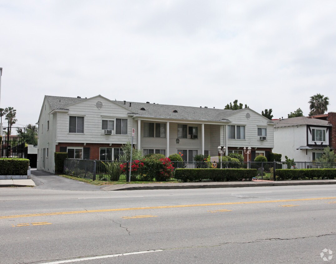 Primary Photo - 5330 Whitsett Ave