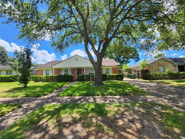 Foto del edificio - 8407 Sharpcrest St