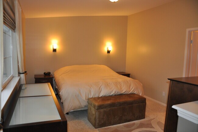 Master bedroom with peek a boo ocean views - 315 Garnet St