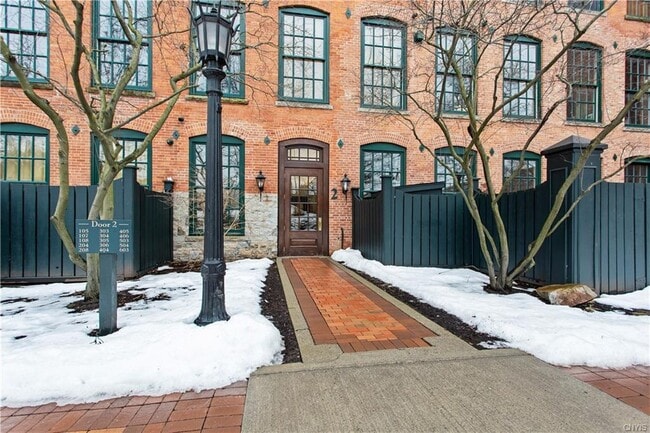 Building Photo - 429 N Franklin St