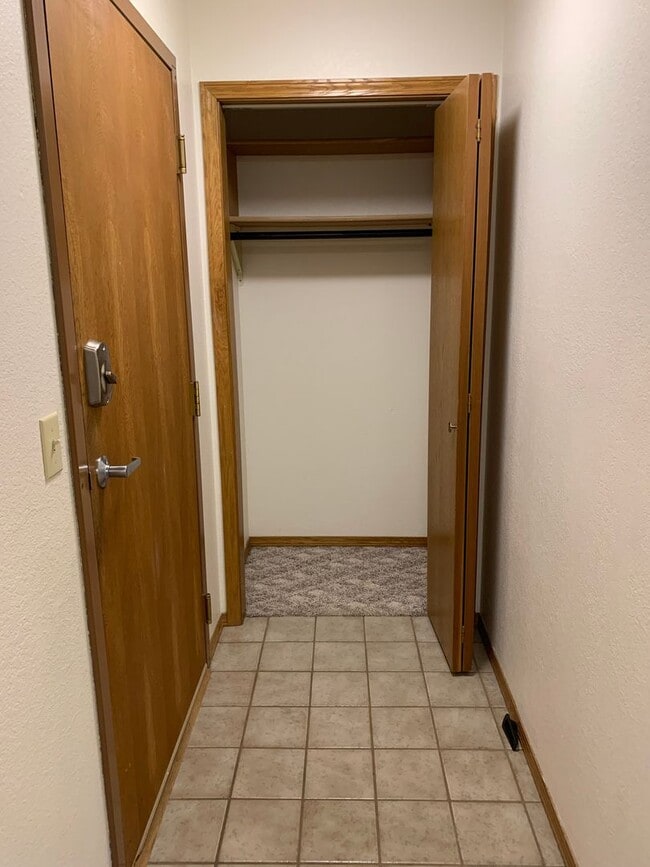 Building Photo - 2 BR 2 BA | Washer & Dryer | Heated Garage | AVAILABLE NOW!!