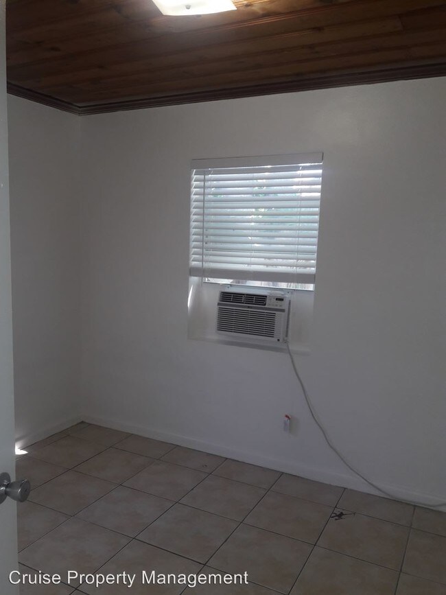 Building Photo - 306 N Lakeside Ct