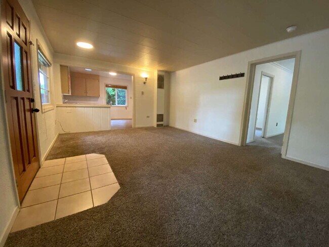 Building Photo - 3-bedroom Home with Large Fenced Yard - Wa...