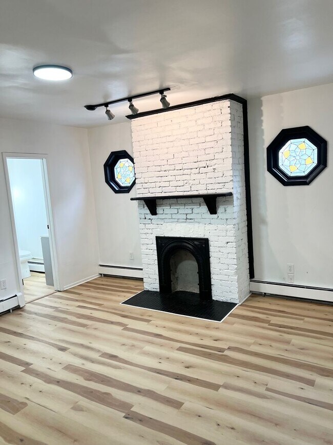 Foto del edificio - Spacious 3 bed, 2.5 bath Single Family home in Carrick- New Flooring and Paint, Available Immedia...
