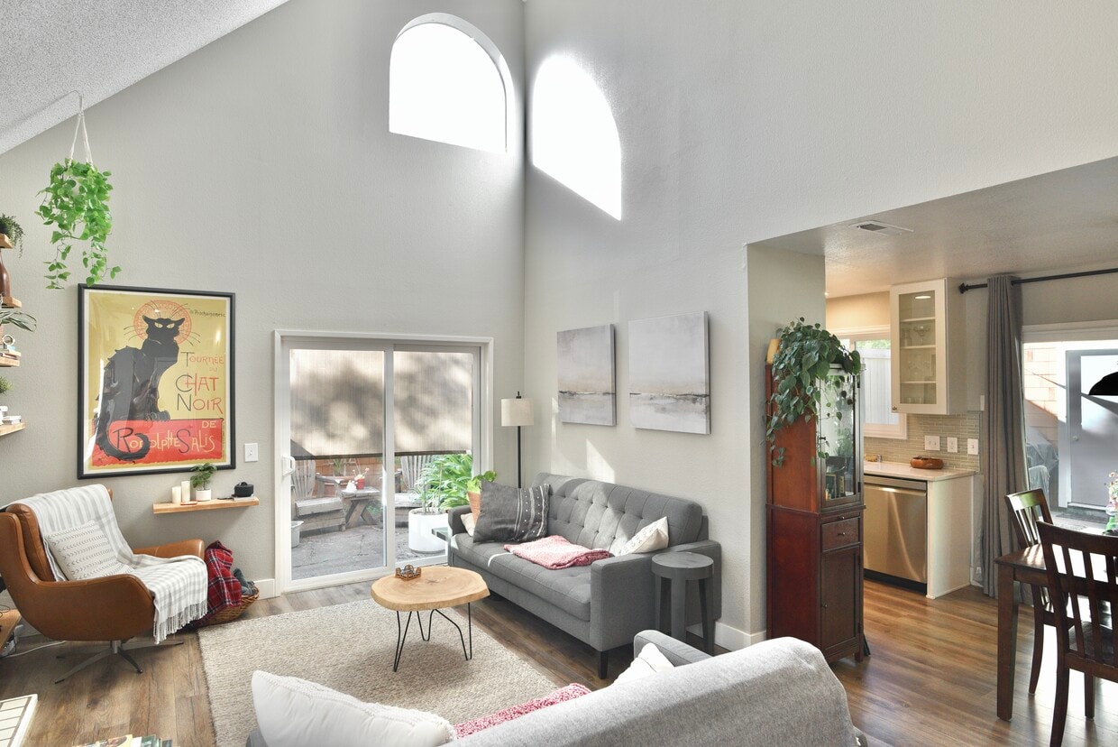 Primary Photo - 2740 Lakeview Dr