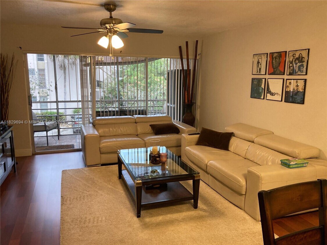 Foto principal - 469 N Pine Island Rd