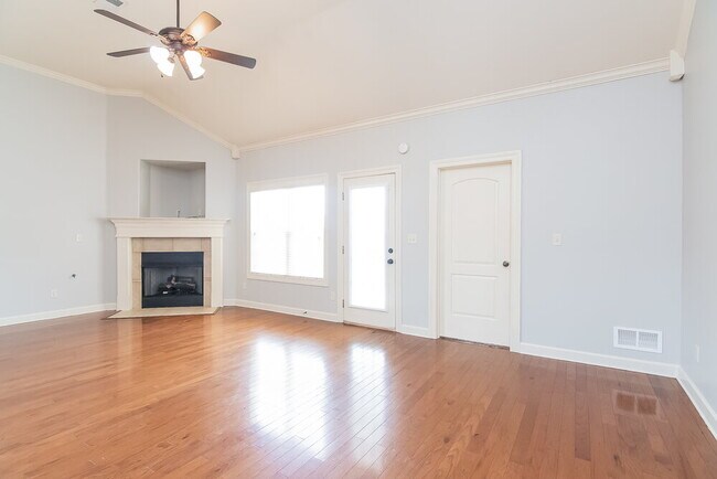 Foto del edificio - 3317 Champion Hills Dr