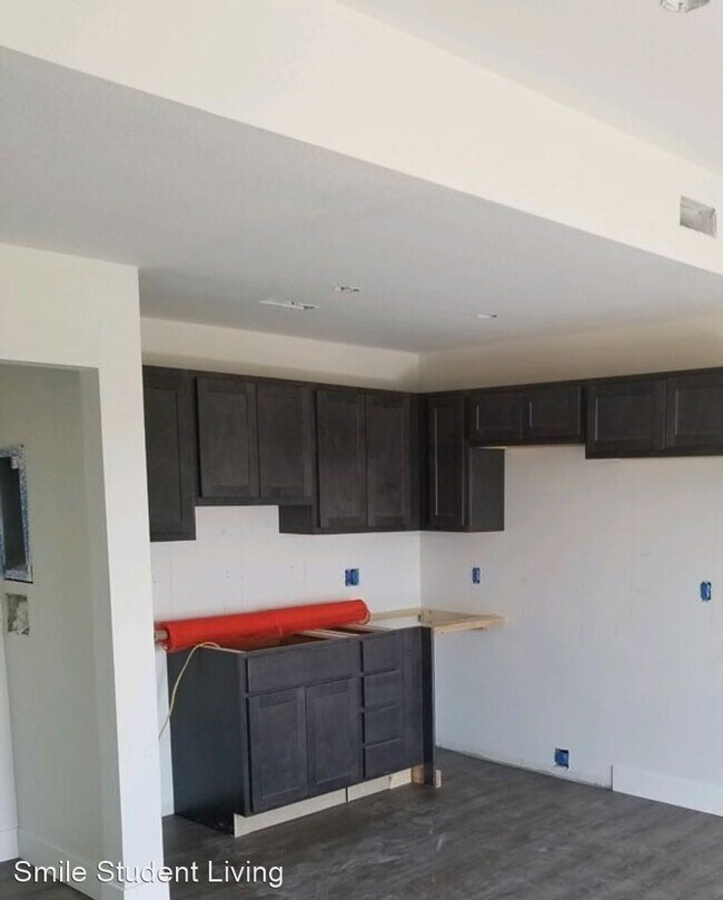 Building Photo - 3 br, 3 bath Room For Rent - 208 E. Clark