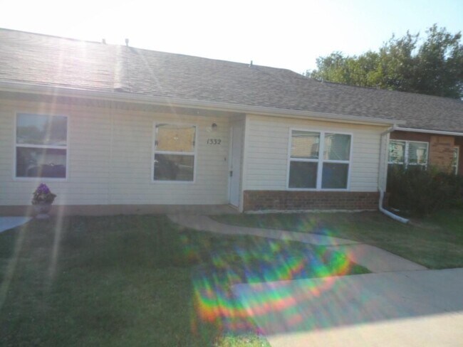 Building Photo - 1332 Glen Oaks Ct