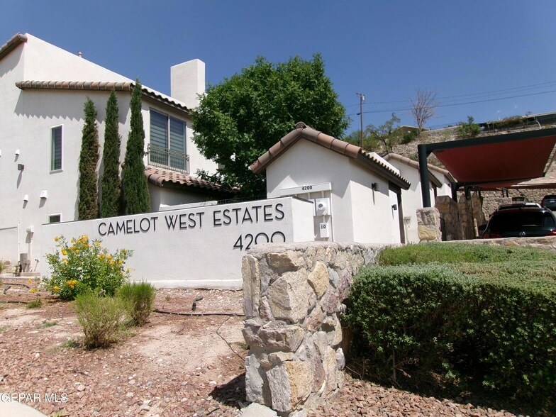 Foto principal - 4200 Camelot Heights Dr