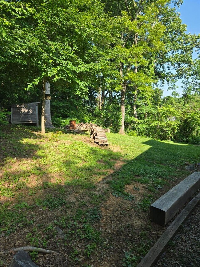 Building Photo - This charming 3-bedroom, 2-bathroom home o...
