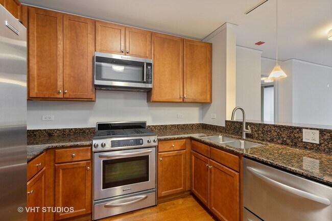 Building Photo - 450 E Waterside Dr