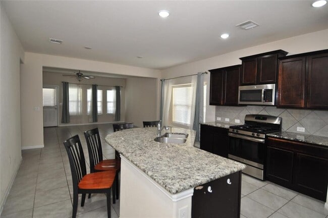 Building Photo - Open Single Story Home in Great Location