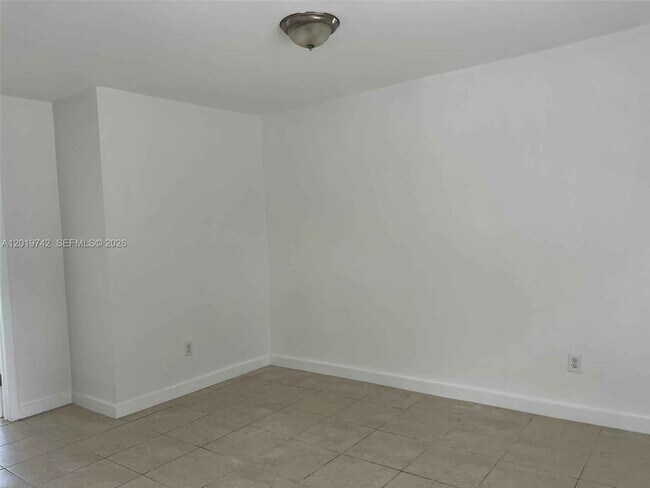 Foto del edificio - 4245 NW 24th Ave