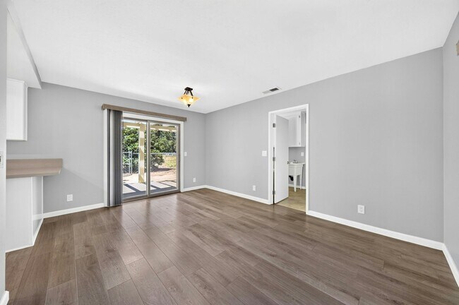 Foto del edificio - 28147 Queensbridge Rd