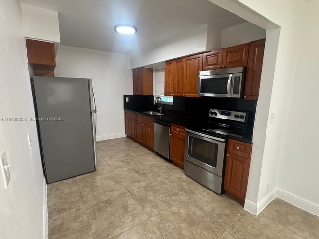 Building Photo - 860 NE 164th St