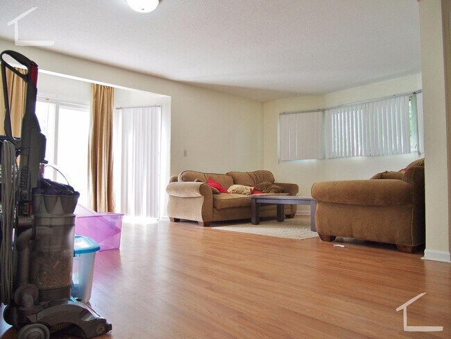 Foto del edificio - NO FEE! XL House w 2 Parking Inc, Laundry I/U -- New Hardwood Flooring, Pet Friendly, 2 Parking S...