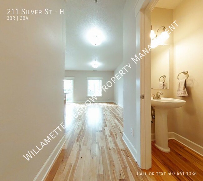 Building Photo - Beautiful 3 Bedroom, 2.5 Bathroom Updated ...