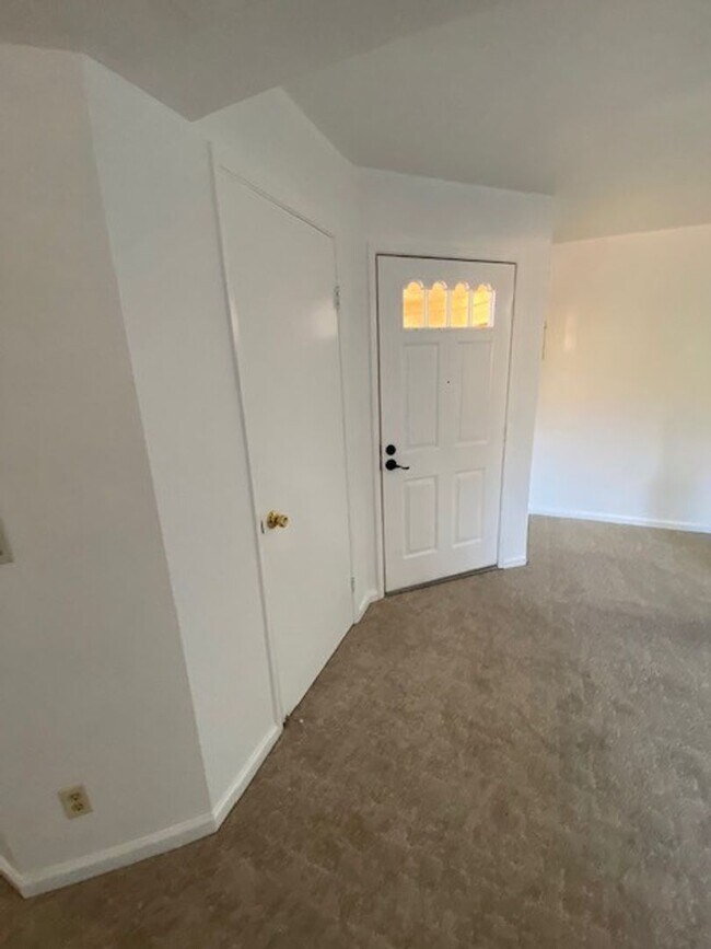 Building Photo - Charming Condo in Beautiful Dublin
