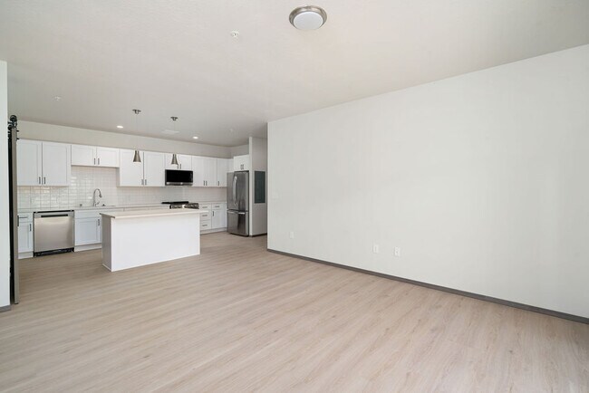 Building Photo - The Vistas Apartments at Beacon Hill