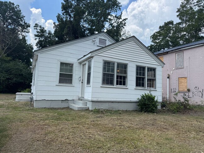 Building Photo - 709 E Vernon Ave