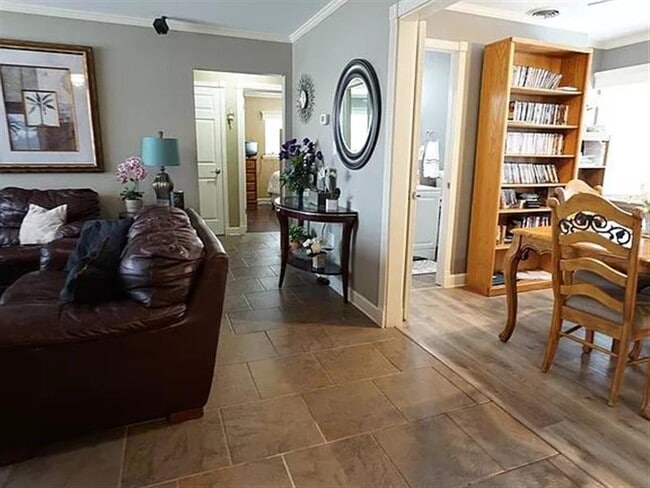 Building Photo - Charming house