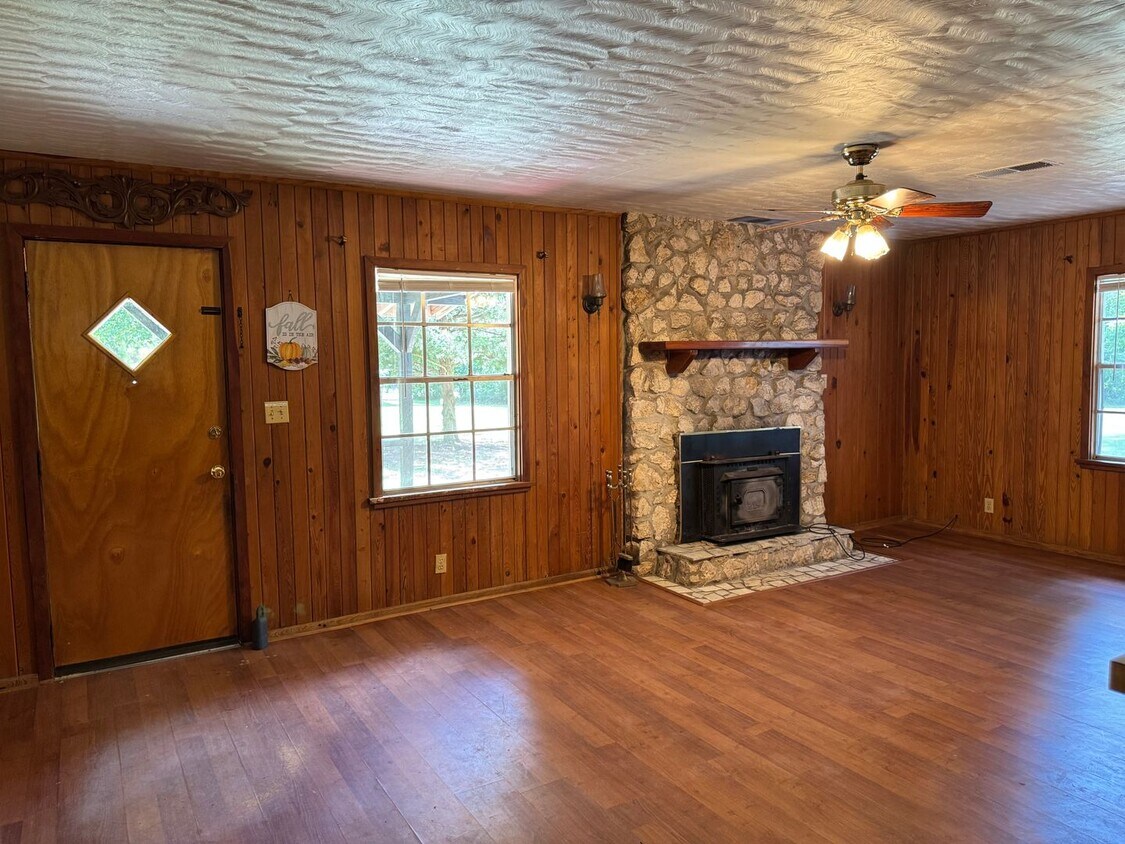 Building Photo - 4 Bedroom 2 Bath House on almost 2 acres o...
