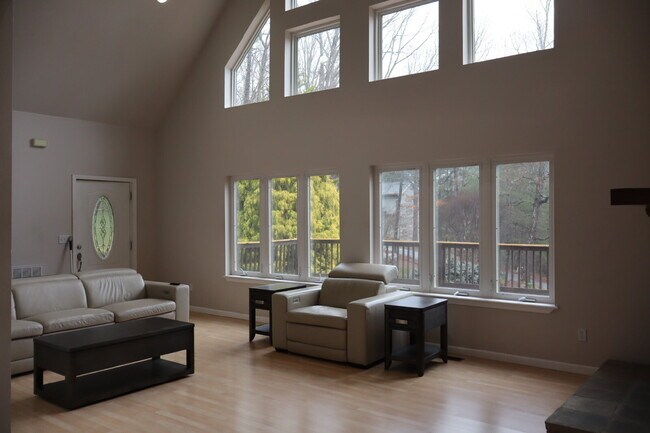 Foto del edificio - Expansive Mostly-Furnished Residence featuring 3 Bedrooms, a Completed Basement, and a Loft Space