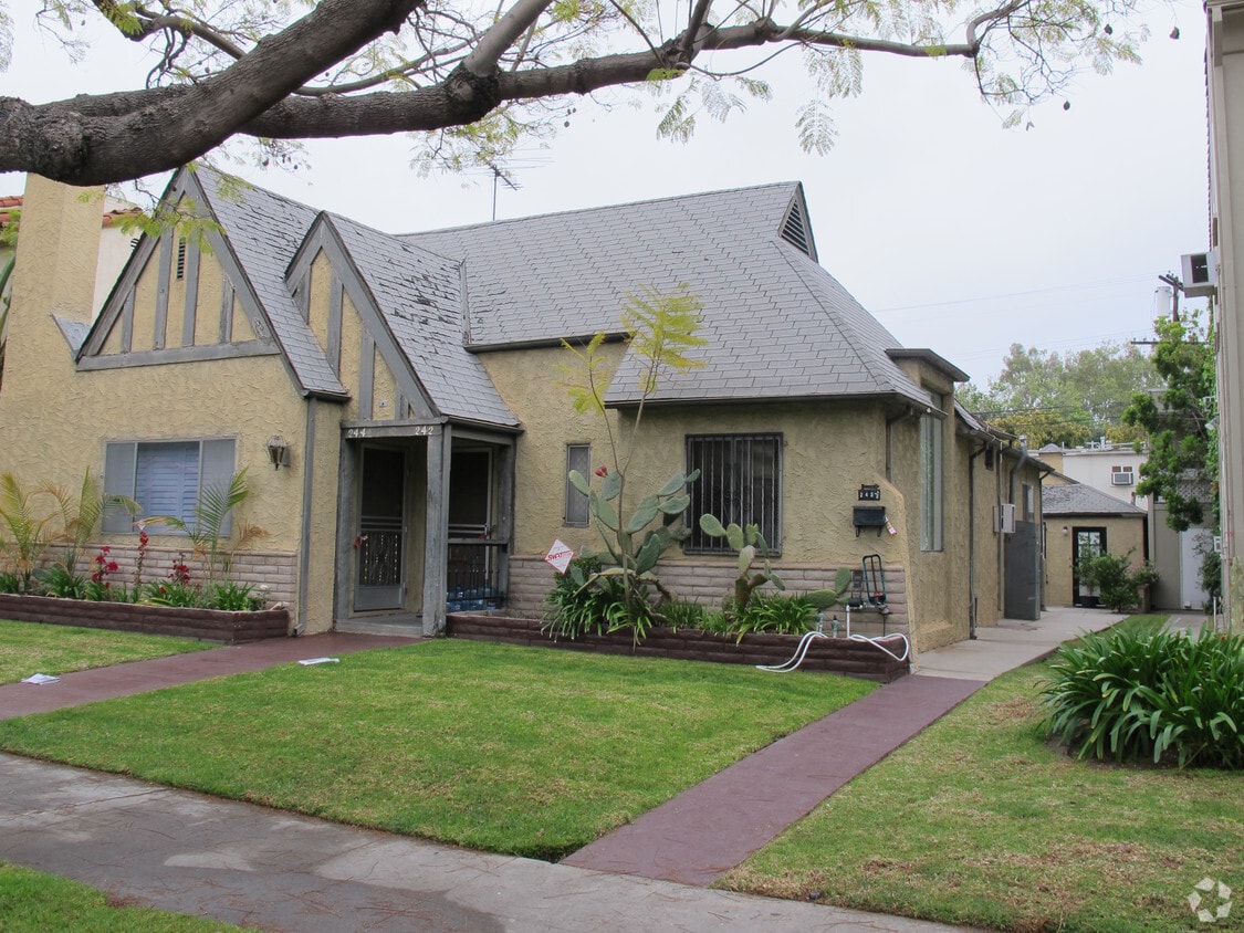 Building Photo - 242-244 N La Peer Dr