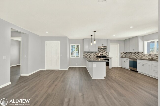 Foto del edificio - Newly Remodeled 4-Bedroom Gem with Spaciou...