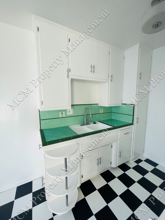 Foto del edificio - 8137 Blackburn Ave