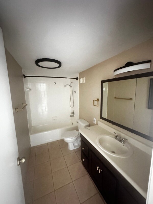 Foto del edificio - 252 Crown Oaks Way
