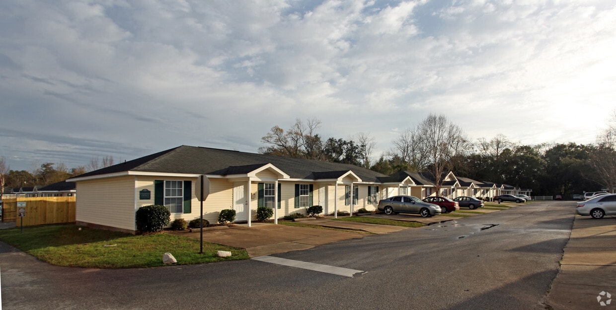 Robins Place Apartments in Pensacola, FL