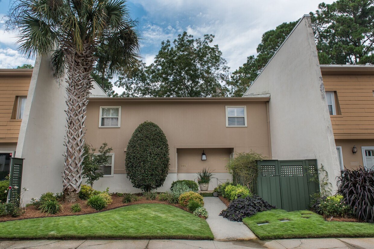 Primary Photo - Immaculate Snee Farm Townhome for Rent!