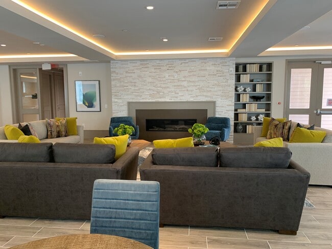 Building Photo - Somerset Lofts