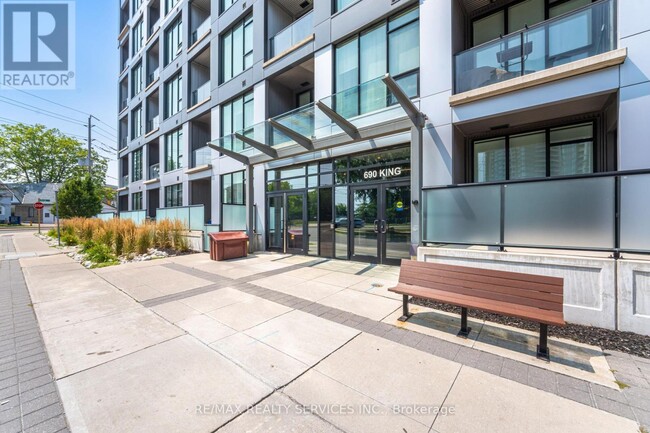 Photo du bâtiment - 690 King St W