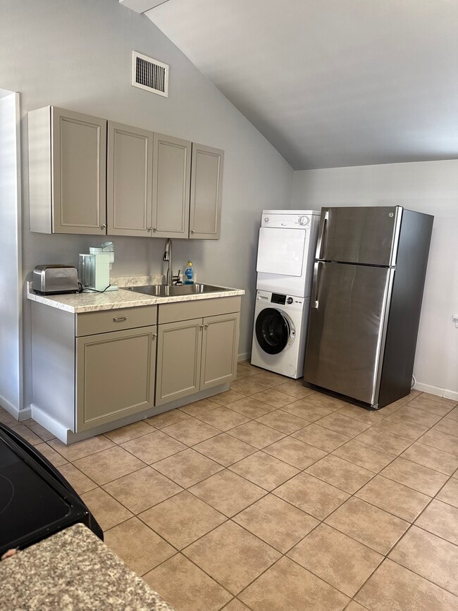 Building Photo - 838 2nd St