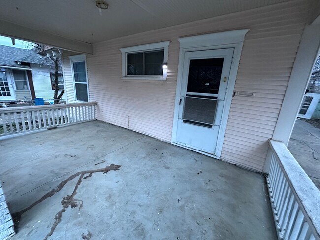 Building Photo - $950 - 3 bed 1 bath - Single Family Home