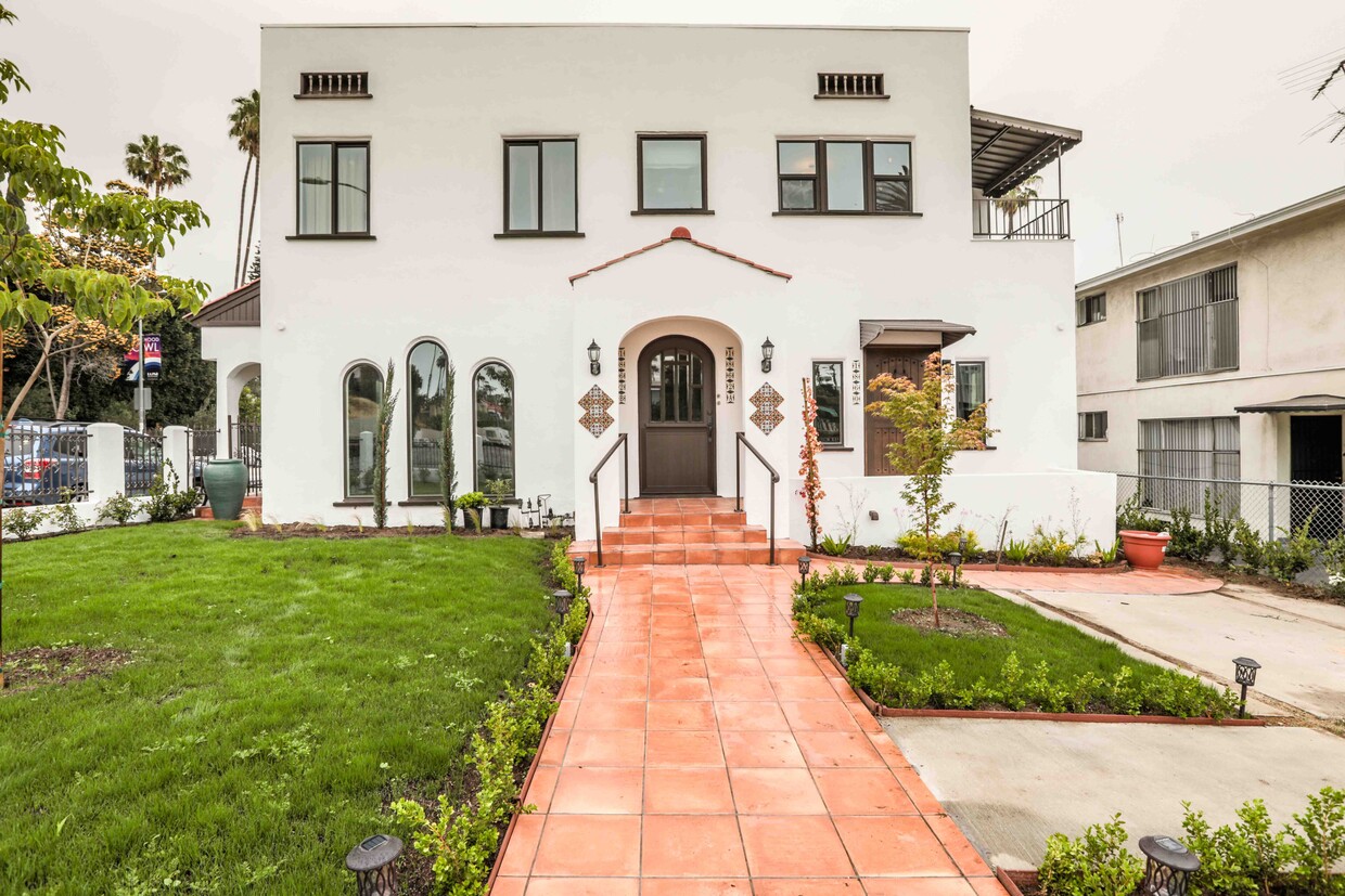 Beautiful Front Yard - 5130 Franklin Ave