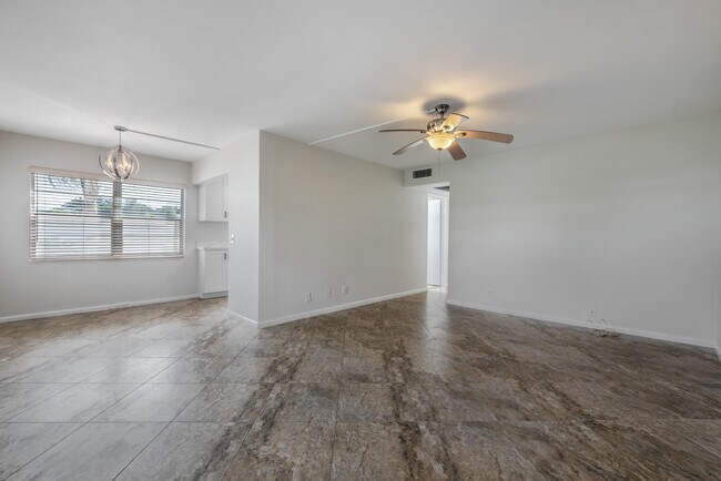 Building Photo - 463 Fanshaw L
