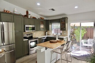 Building Photo - 5862 NW 113th Pl