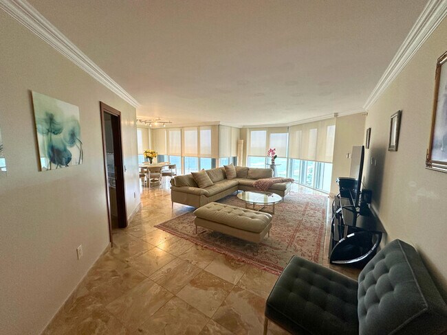 Foto del edificio - Stunning furnished 3-bedroom, 3-bathroom c...
