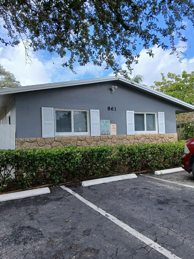 Building Photo - 861 SW 10th Dr