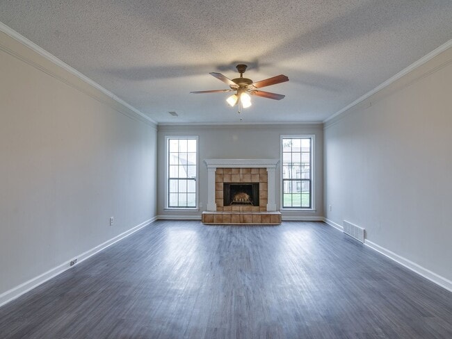 Building Photo - Spacious 3 bedroom/2 bath home available for rent!