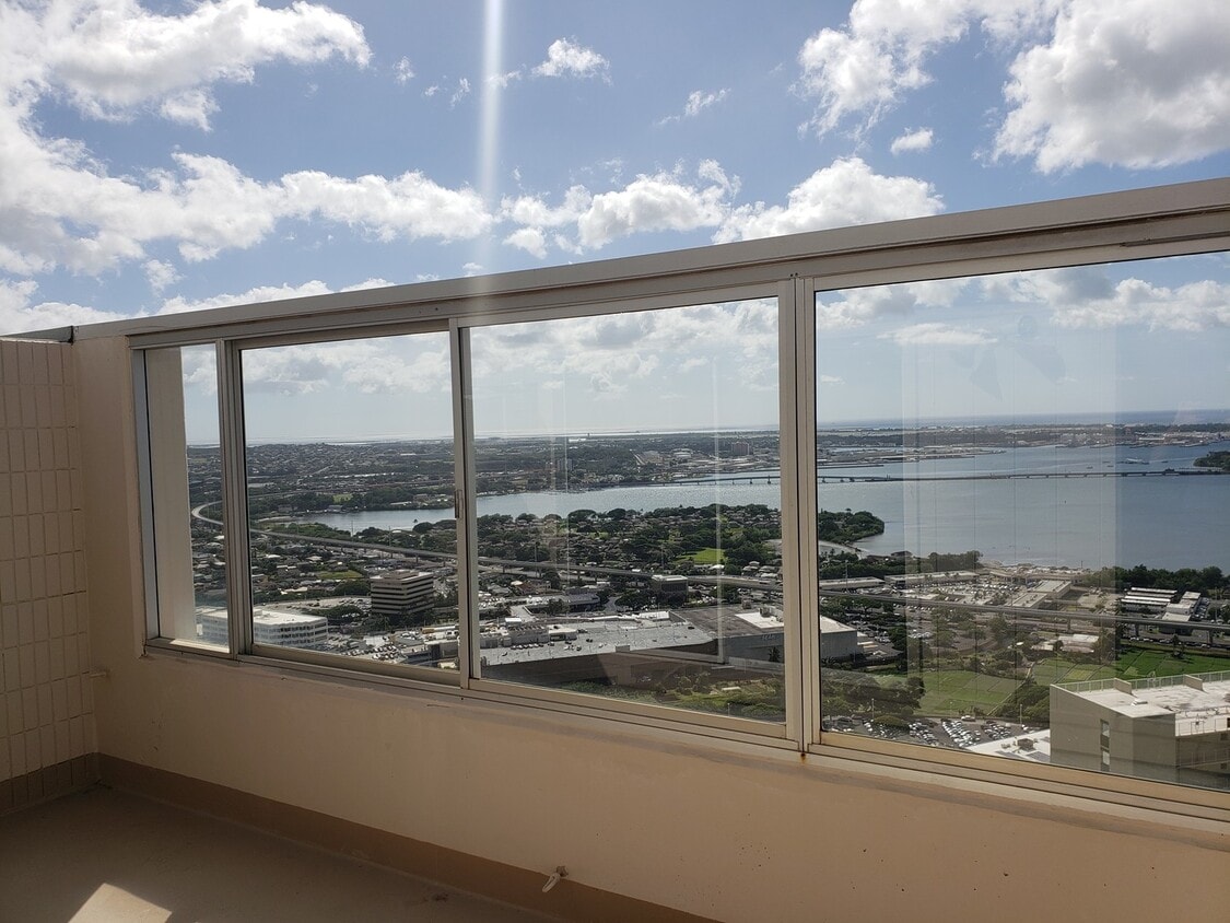 Primary Photo - Beautifully Renovated 2 bedroom Penthouse ...