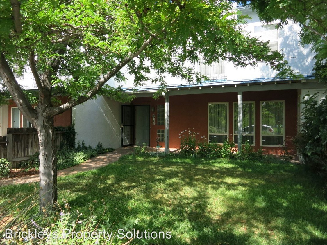 Primary Photo - 376 Los Ranchos Rd NW