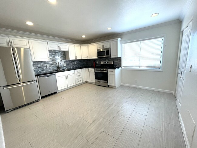 Building Photo - 1967 Plaza del Amo Plz