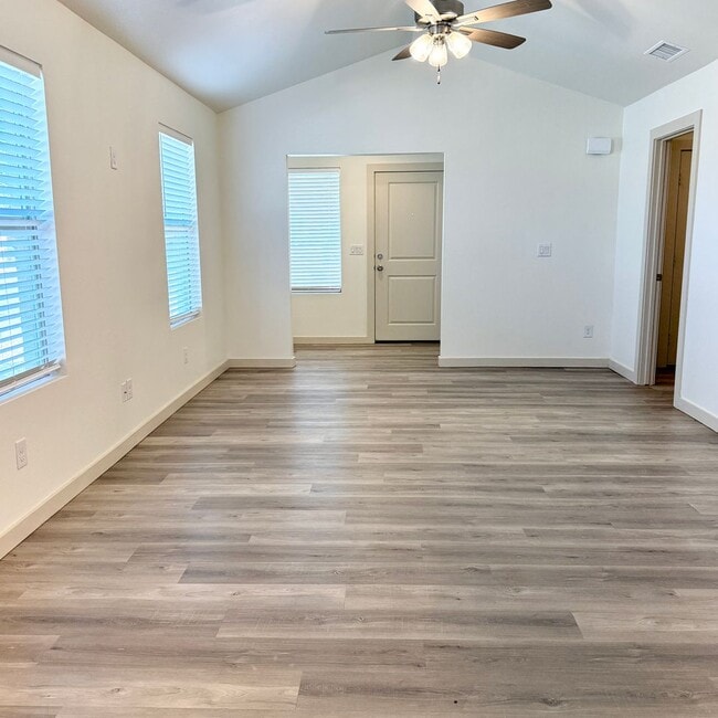 Foto del edificio - Charming 3 Bedroom Home Located In Elm Meadows!