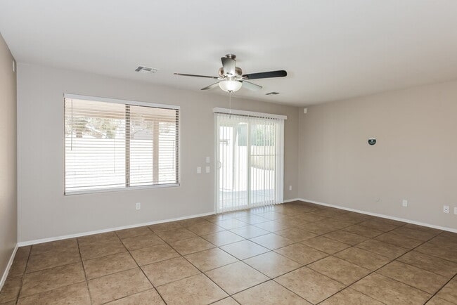 Foto del edificio - 15178 W Taylor St